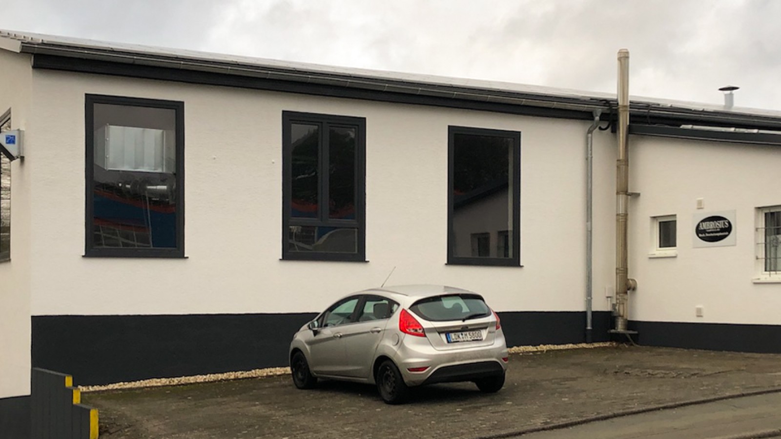 Austausch von Bauelementen an einem Firmengebäude