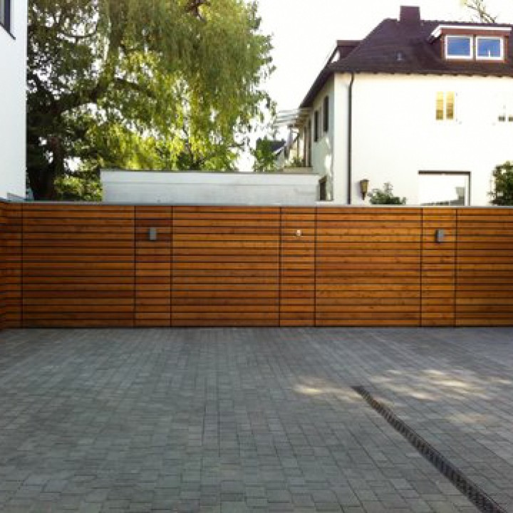 Fassadensektionaltor mit Holzoberfläche