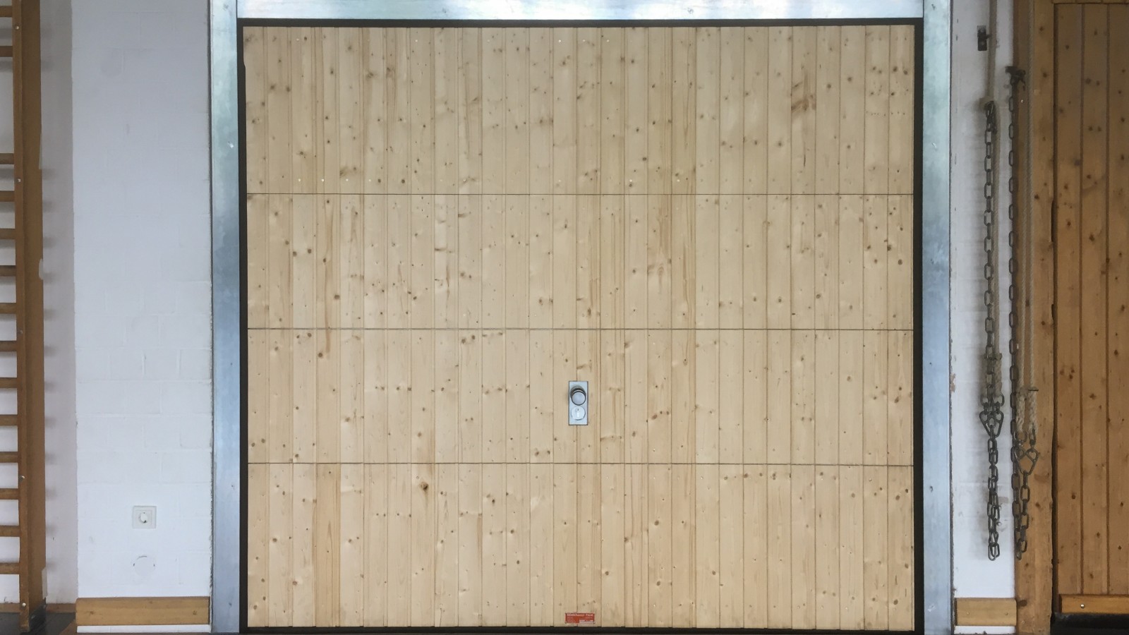 Fassadensektionaltor mit Holzverkleidung