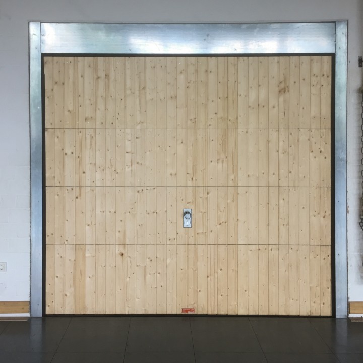 Fassadensektionaltor mit Holzoberfläche