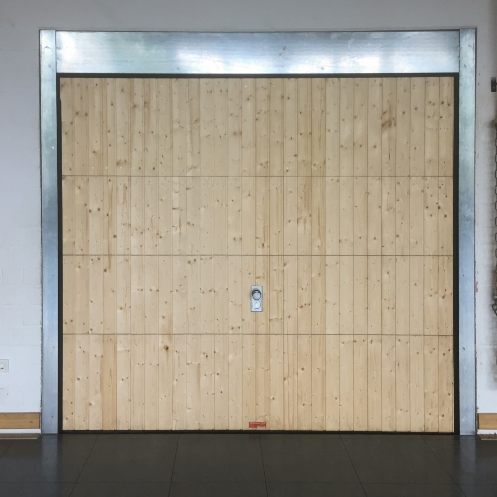Fassadensektionaltor mit Holzverkleidung