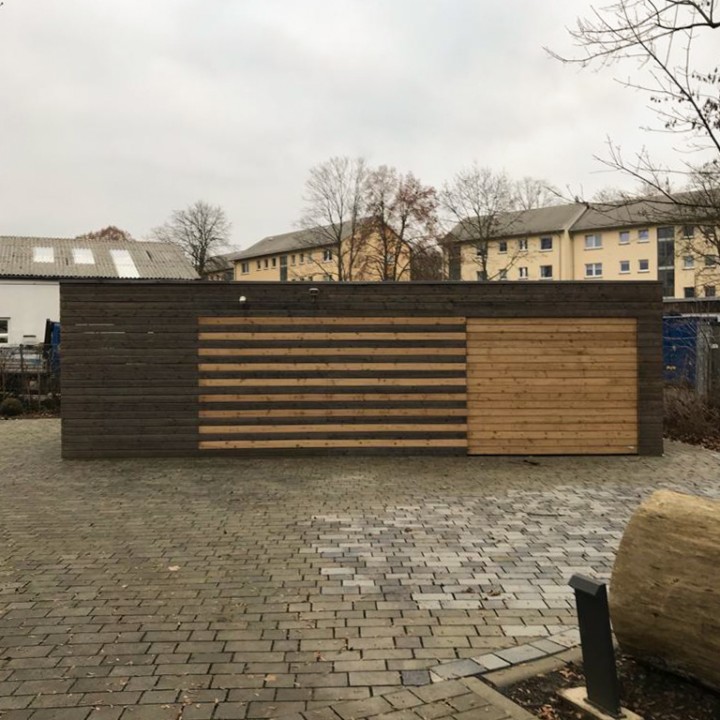 Fassadensektionaltor mit Holzoberfläche