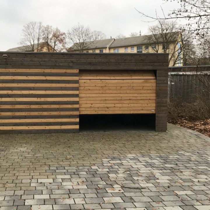 Fassadensektionaltor mit Holzoberfläche