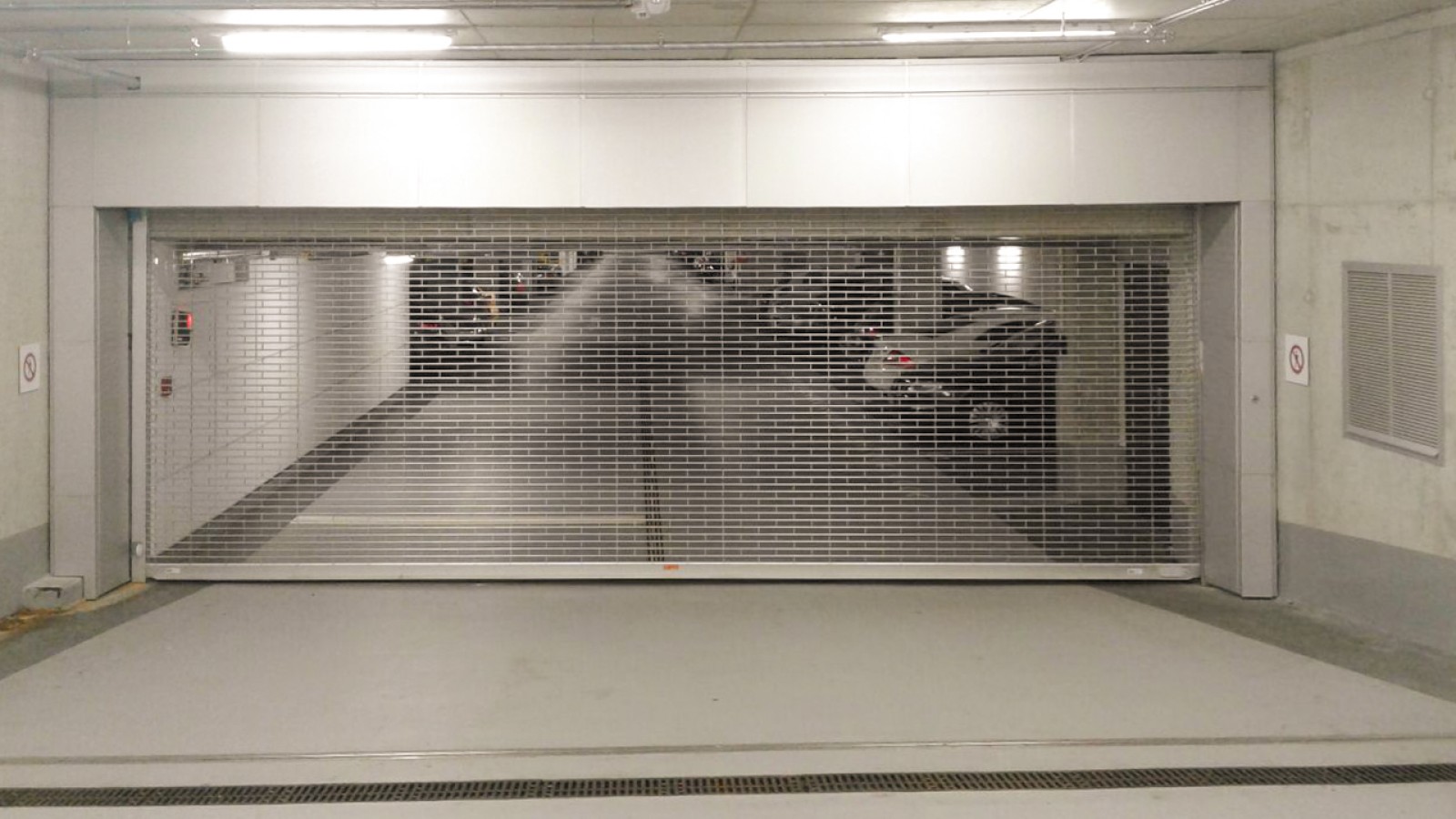 Rollgittertor an einer Tiefgarage in Frankfurt