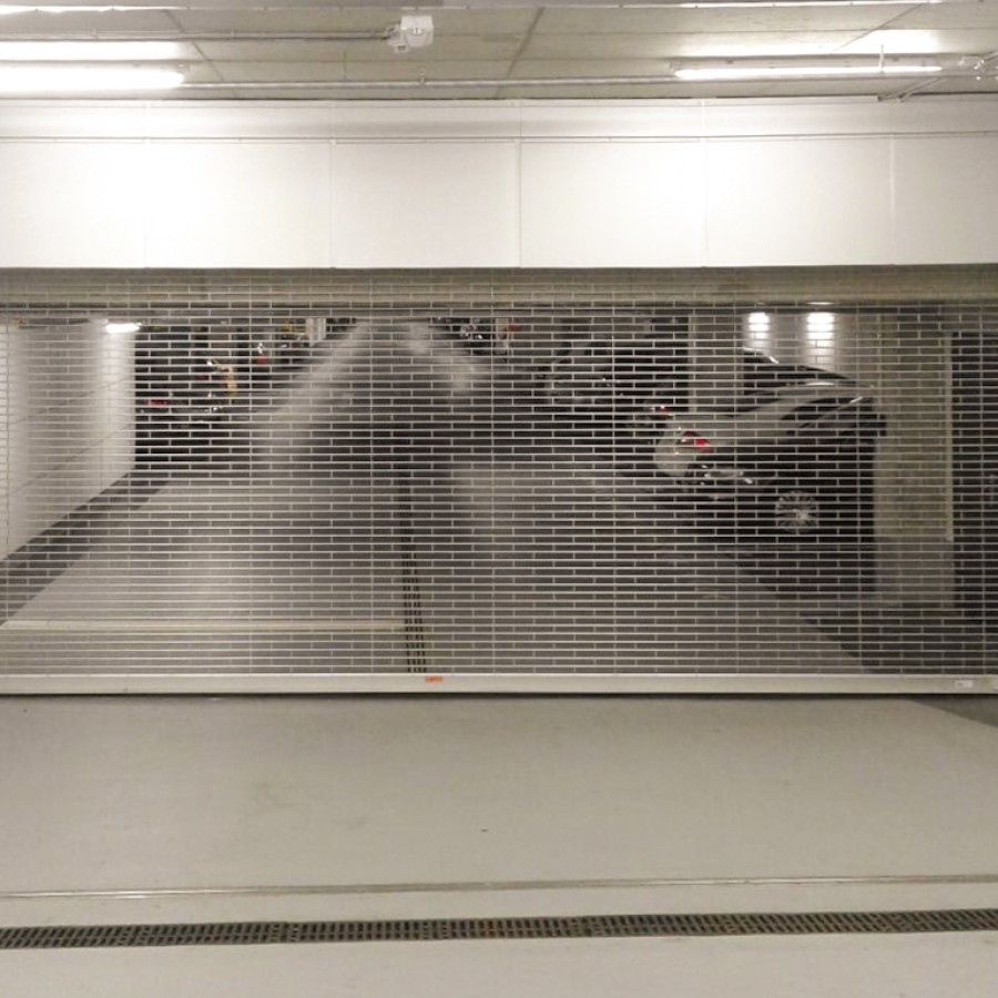 Rollgittertor an einer Tiefgarage in Frankfurt
