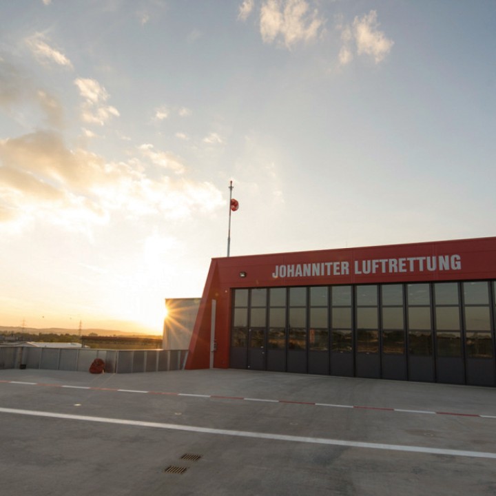 Schiebefalttor für Hubschraubersonderflugplatz