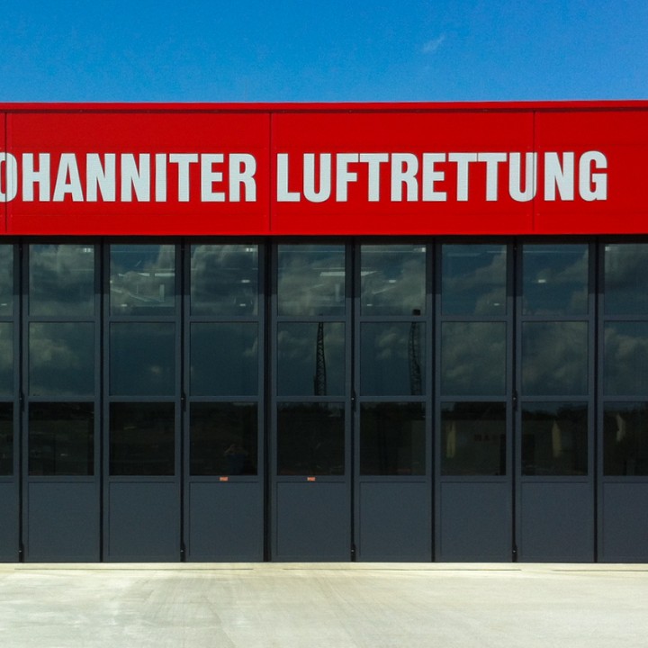 Schiebefalttor für Hubschraubersonderflugplatz