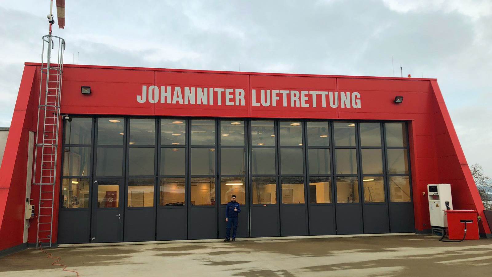 Schiebefalttor für einen Hubschraubersonderflugplatz