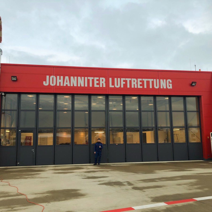 Schiebefalttor für einen Hubschraubersonderflugplatz
