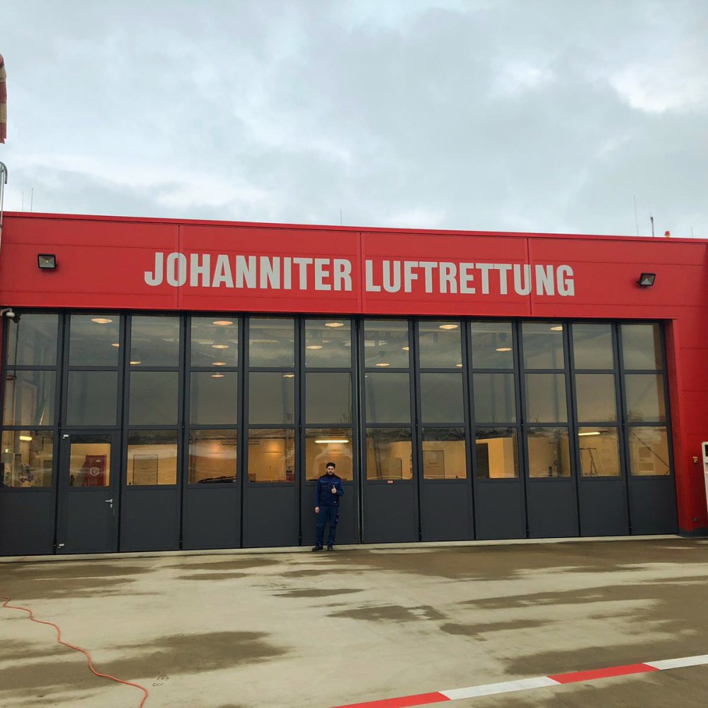 Schiebefalttor für einen Hubschraubersonderflugplatz
